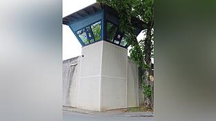 Über sechs Meter sind die Mauern hoch, die die Justizvollzugsanstalt umgeben. Die sechs Wachtürme entlang der Mauer sind rund um die Uhr besetzt - würde ein Gefangener versuchen zu türmen, dürfte das Personal nach Androhung und Warnschuss auch scharf aufs Bein schießen. Das ist aber seit fast 30 Jahren nicht vorgekommen. Über sechs Meter sind die Mauern hoch, die die Justizvollzugsanstalt umgeben. Die sechs Wachtürme entlang der Mauer sind rund um die Uhr besetzt - würde ein Gefangener versuchen zu türmen, dürfte das Personal nach Androhung und Warnschuss auch scharf aufs Bein schießen. Das ist aber seit fast 30 Jahren nicht vorgekommen.
