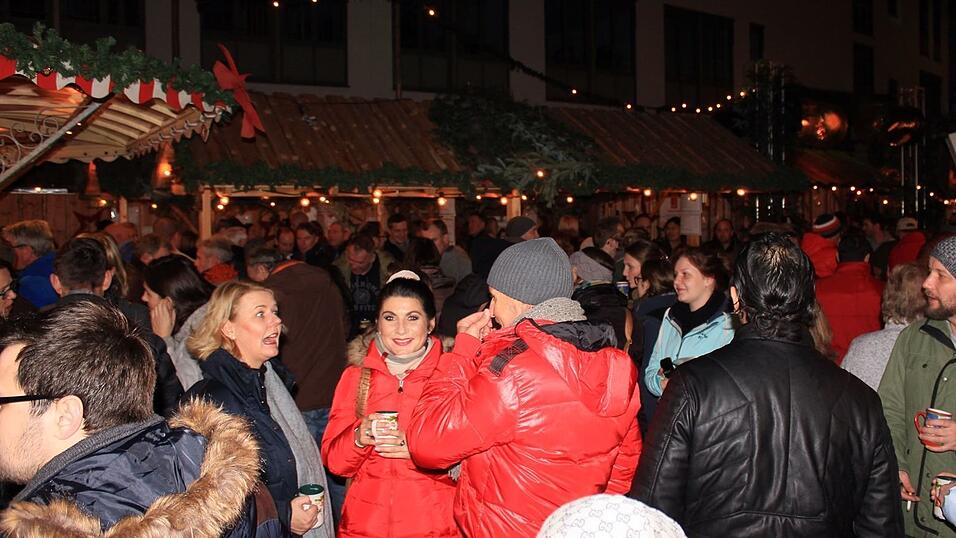Die Landshuter haben am Freitagabend an der Weihnachtspyramide ausgelassen gefeiert. Die Landshuter haben am Freitagabend an der Weihnachtspyramide ausgelassen gefeiert.