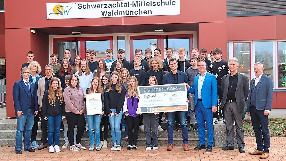 Bis aus Berlin waren Vertreter aus dem Bereich Brandschutz und Versicherungswesen zur Preisverleihung mit Urkunden- und Scheck&uuml;bergabe an die Schwarzachtal-Mittelschule Waldm&uuml;nchen gekommen.  F
