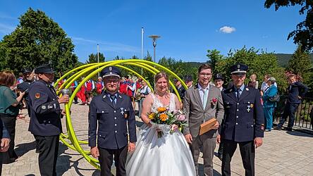 Bergwachtbereitschaft Lam, Theatergruppe d&rsquo;Lamerer und die Feuerwehr mit Michael Klingseisen und Johannes Altmann gratulierten dem Brautpaar Julia und Lukas Moser zur Hochzeit.