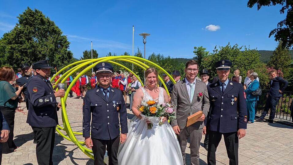 Bergwachtbereitschaft Lam, Theatergruppe d’Lamerer und die Feuerwehr mit Michael Klingseisen und Johannes Altmann gratulierten dem Brautpaar Julia und Lukas Moser zur Hochzeit. Bergwachtbereitschaft Lam, Theatergruppe d’Lamerer und die Feuerwehr mit Michael Klingseisen und Johannes Altmann gratulierten dem Brautpaar Julia und Lukas Moser zur Hochzeit.
