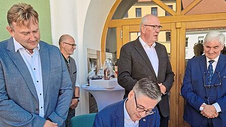 Unter den Augen von Bürgermeister Wolfgang Kürzinger (links) trug sich der französische Generalkonsul auch ins Goldene Buch der Stadt Waldmünchen ein. Unter den Augen von Bürgermeister Wolfgang Kürzinger (links) trug sich der französische Generalkonsul auch ins Goldene Buch der Stadt Waldmünchen ein.