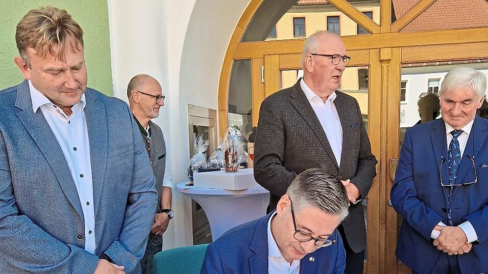 Unter den Augen von Bürgermeister Wolfgang Kürzinger (links) trug sich der französische Generalkonsul auch ins Goldene Buch der Stadt Waldmünchen ein. Unter den Augen von Bürgermeister Wolfgang Kürzinger (links) trug sich der französische Generalkonsul auch ins Goldene Buch der Stadt Waldmünchen ein.