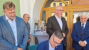 Unter den Augen von Bürgermeister Wolfgang Kürzinger (links) trug sich der französische Generalkonsul auch ins Goldene Buch der Stadt Waldmünchen ein. Unter den Augen von Bürgermeister Wolfgang Kürzinger (links) trug sich der französische Generalkonsul auch ins Goldene Buch der Stadt Waldmünchen ein.
