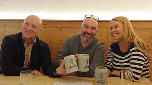 Angestoßen auf die Zukunft des Bräuhofs haben am Dienstag Bürgermeister Franz Aster (v.l.) und das neue Pächter-Ehepaar Christopher und Pille Zechner. Angestoßen auf die Zukunft des Bräuhofs haben am Dienstag Bürgermeister Franz Aster (v.l.) und das neue Pächter-Ehepaar Christopher und Pille Zechner.