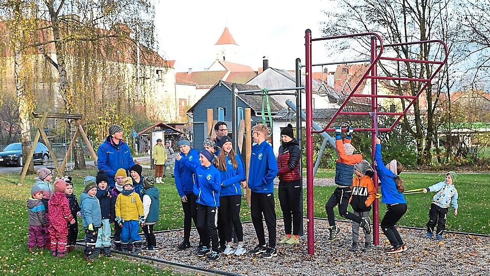 Die neuen Spielgeräte am Spielplatz Rödelanger gelten ab sofort als 'in Betrieb' genommen. Die neuen Spielgeräte am Spielplatz Rödelanger gelten ab sofort als 'in Betrieb' genommen.