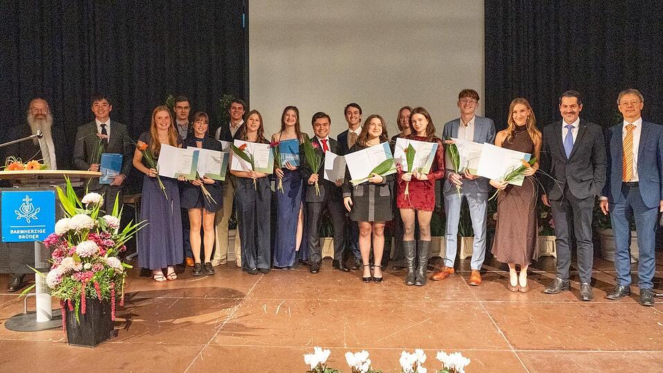 Studierende des Studiengangs Bioeconomy bei der Verabschiedung gemeinsam mit TUMCS-Rektor Prof. Volker Sieber (r.), TUM-Präsident Prof. Thomas F. Hofmann (2.v.r.) und Studiendekan Prof. Cordt Zollfrank (l.). Studierende des Studiengangs Bioeconomy bei der Verabschiedung gemeinsam mit TUMCS-Rektor Prof. Volker Sieber (r.), TUM-Präsident Prof. Thomas F. Hofmann (2.v.r.) und Studiendekan Prof. Cordt Zollfrank (l.).