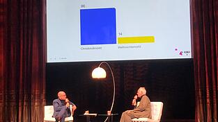 Auf dem Podium rechts Harald Schmidt, links Moderator Korbinian Frenzel. Auf dem Podium rechts Harald Schmidt, links Moderator Korbinian Frenzel.