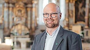 &bdquo;Ich w&uuml;nsche mir, dass die Menschen wieder mehr Hunger und Durst nach dem Gott bekommen, den ich so &uuml;ber alles liebe&ldquo;: Pfarrer Thomas Winderl blickt auf das Jahr 2025.