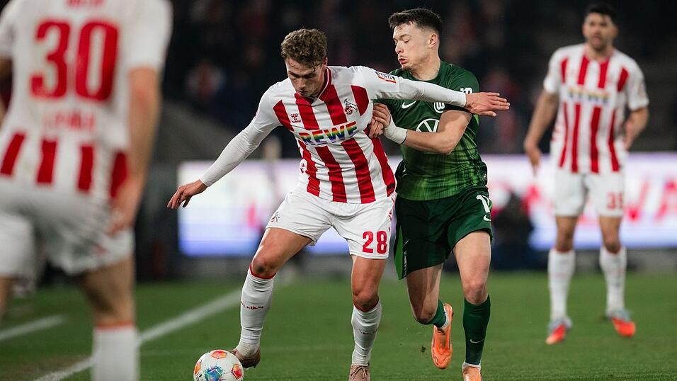 Kölns Sebastian Sebulonsen und Wolfsburgs Dzenan Pejcinović kämpfen um den Ball. Kölns Sebastian Sebulonsen und Wolfsburgs Dzenan Pejcinović kämpfen um den Ball.