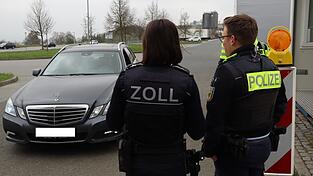 Zoll, Polizei und Grenzschutz haben in einer gemeinsame Aktion den Grenzverkehr Zoll, Polizei und Grenzschutz haben in einer gemeinsame Aktion den Grenzverkehr