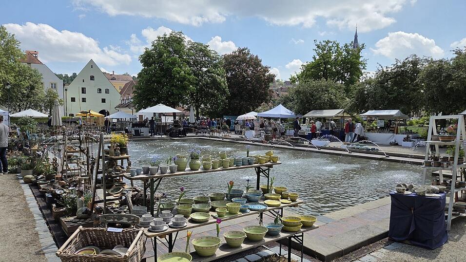 Die St&auml;nde sind rund um den gro&szlig;en Brunnen angesiedelt.