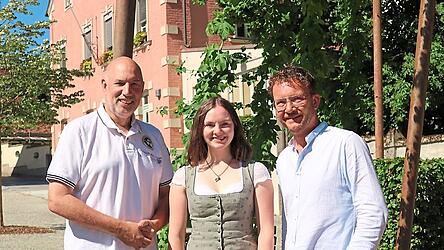 B&uuml;rgermeister Holger Nick (links) und Martin Gantner, Leiter des Arbeitskreises Kultur & Tourismus, freuen sich mit Claudia Neumaier auf das Sommerfest, wo sich die Kandidatin f&uuml;r die Hopfenk&ouml;niginnenwahl aus dem Siegelbezirk Au in der Hallertau vorstellen wird.