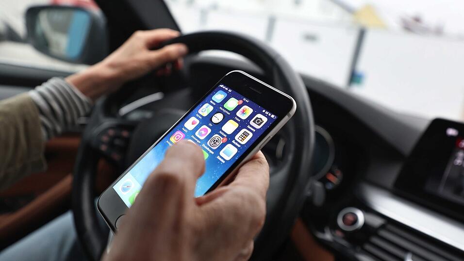 Ein Blick aufs Handy kann sekundenlange Unaufmerksamkeit bedeuten.