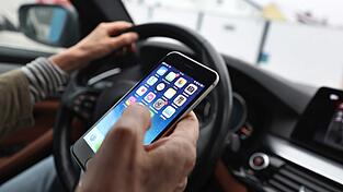 Ein Blick aufs Handy kann sekundenlange Unaufmerksamkeit bedeuten.