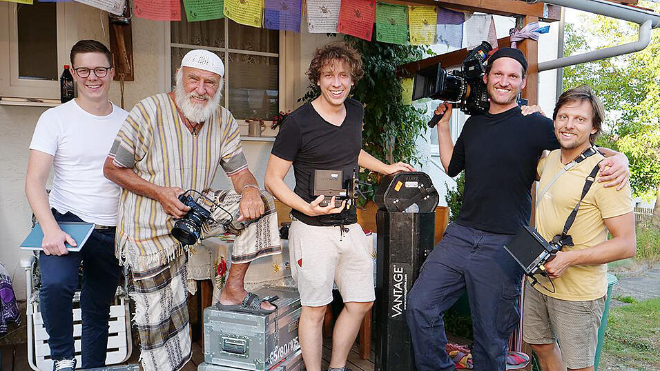 Beim Dreh für den Kinofilm(von links): Thomas Wittmann (Produzent, Creator); Wolfgang 'Gangerl' Clemens (Protagonist); Julian Wittmann (Regisseur, Creator); Markus Schindler (Kameramann, Creator); David Miller (Kameraassistent, 1. AC). Beim Dreh für den Kinofilm(von links): Thomas Wittmann (Produzent, Creator); Wolfgang 'Gangerl' Clemens (Protagonist); Julian Wittmann (Regisseur, Creator); Markus Schindler (Kameramann, Creator); David Miller (Kameraassistent, 1. AC).