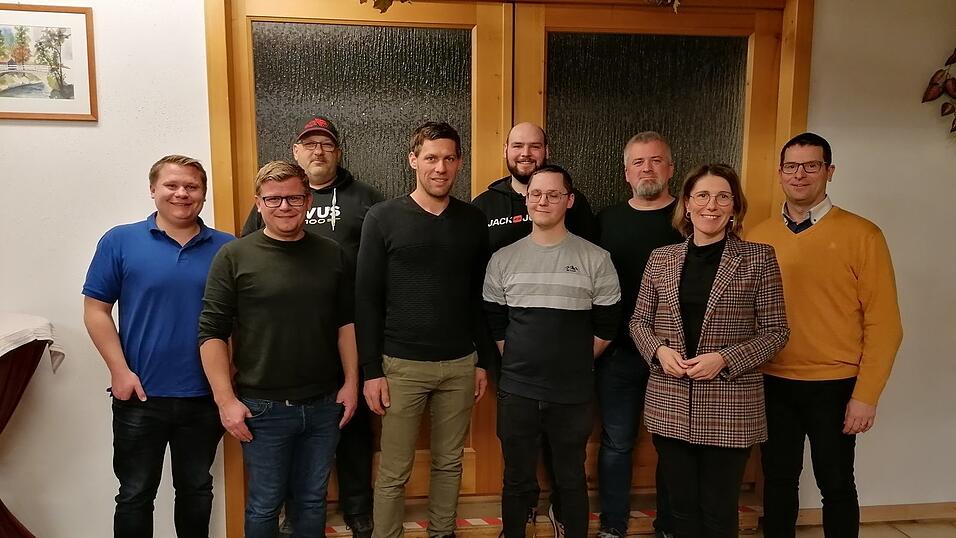 Von links: Daniel Komma, Matthias Komma, Lars Wenzel, erster Kommandant Benedikt Köck, zweiter Vorstand Daniel Helmbrecht, zweiter Kommandant Mario Helmbrecht, erster Vorstand Stefan Riedl, Bürgermeisterin Andrea Probst und Kassier Stefan Amann. Von links: Daniel Komma, Matthias Komma, Lars Wenzel, erster Kommandant Benedikt Köck, zweiter Vorstand Daniel Helmbrecht, zweiter Kommandant Mario Helmbrecht, erster Vorstand Stefan Riedl, Bürgermeisterin Andrea Probst und Kassier Stefan Amann.