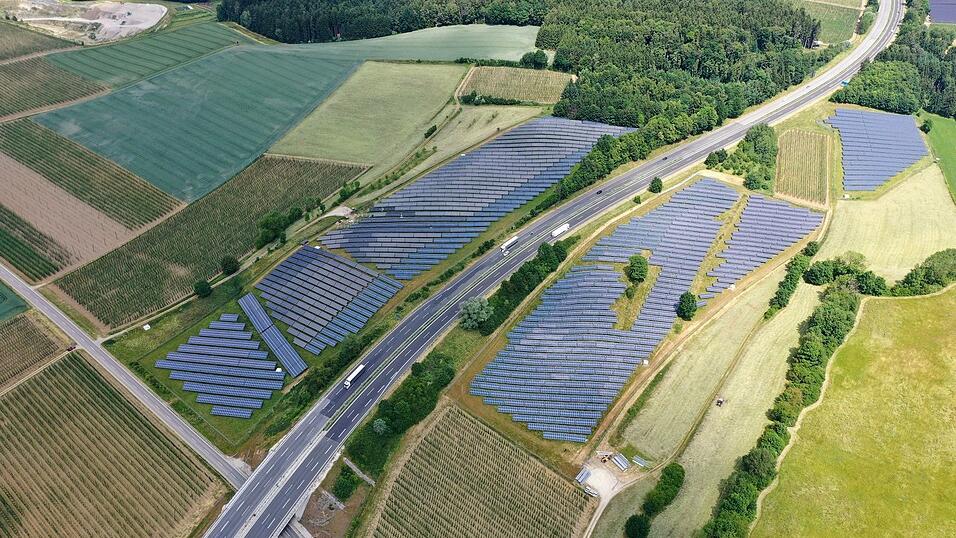 Photovoltaikanlagen auf Freiflächen, so wie hier an der A 93 nahe der Anschlussstelle Mainburg, gibt es vielerorts im Landkreis Kelheim. Nun hat der ÖDP-Kreisrat Peter-Michael Schmalz einen Antrag an den Kreistag gestartet, in dem er Solarparks auf den geschlossenen Mülldeponien in Herrnwahlthann und Wildenberg fordert. Photovoltaikanlagen auf Freiflächen, so wie hier an der A 93 nahe der Anschlussstelle Mainburg, gibt es vielerorts im Landkreis Kelheim. Nun hat der ÖDP-Kreisrat Peter-Michael Schmalz einen Antrag an den Kreistag gestartet, in dem er Solarparks auf den geschlossenen Mülldeponien in Herrnwahlthann und Wildenberg fordert.