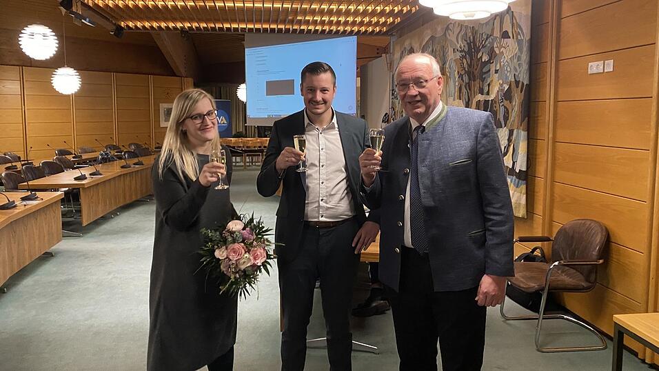 Prost auf den neuen Landrat: Amtsinhaber Franz L&ouml;ffler gratuliert seinem Nachfolger Christian Schindler und dessen Ehefrau Laura zum deutlichen Wahlsieg.