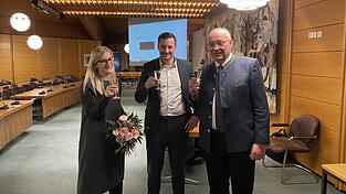 Prost auf den neuen Landrat: Amtsinhaber Franz L&ouml;ffler gratuliert seinem Nachfolger Christian Schindler und dessen Ehefrau Laura zum deutlichen Wahlsieg.