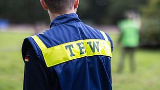 Einsatzkräfte des Technischen Hilfswerks bargen das Auto aus der Donau. (Symbolbild) Einsatzkräfte des Technischen Hilfswerks bargen das Auto aus der Donau. (Symbolbild)