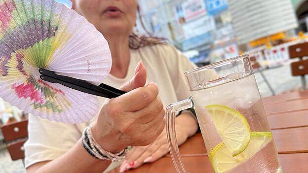 Schatten, Wasser und Abk&uuml;hlung: An hei&szlig;en Tagen raten Experten dazu, ausreichend zu trinken und direkte Sonneneinstrahlung m&ouml;glichst zu vermeiden.