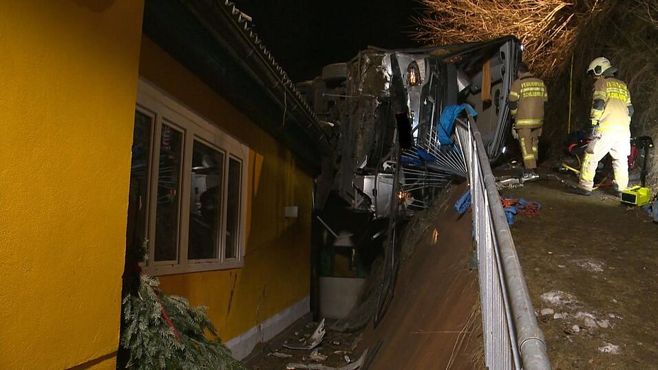 Rettungskräfte der Feuerwehr sind am Unglücksort im Einsatz.