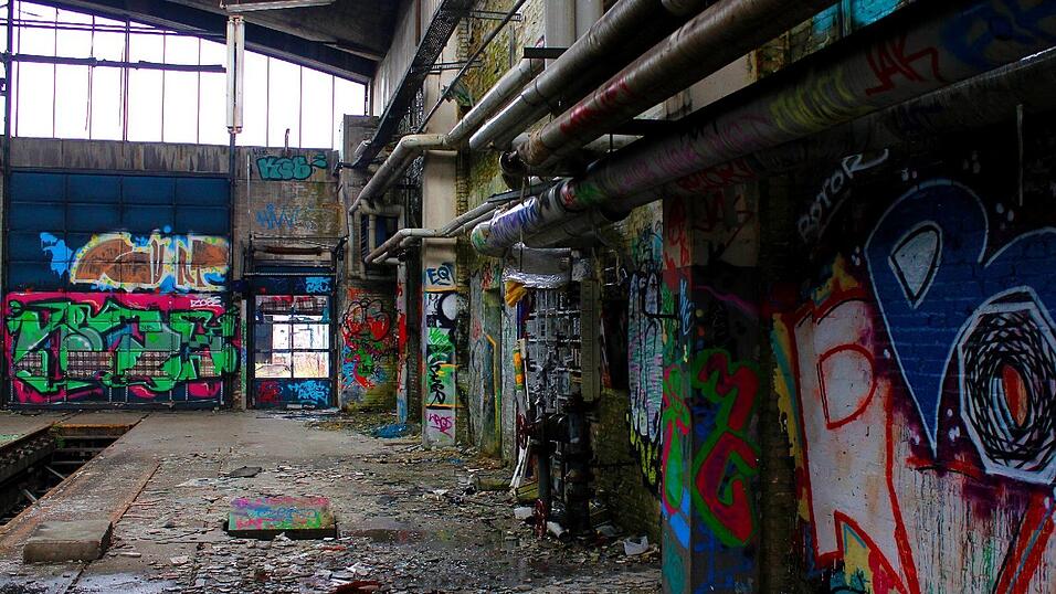 Eine verlassene Lagerhalle. Eine verlassene Lagerhalle.