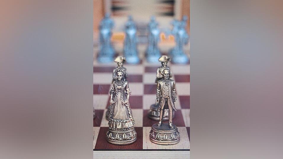 Die Schachfiguren bestellt der Schreiner nach den Wünschen der Kunden. Die Schachfiguren bestellt der Schreiner nach den Wünschen der Kunden.