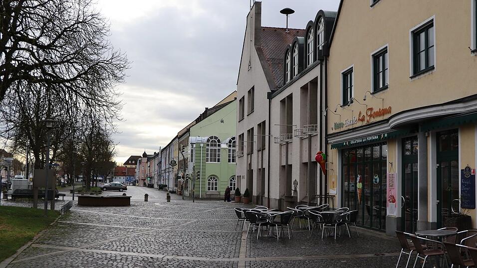 Der Blick vom Preysingplatz auf den Ludwigplatz, rechts der Altbau des Rathauses, der demn&auml;chst komplett saniert wird.