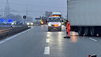 Nach einem Unfall am Morgen auf der Autobahn 3 bei Regensburg sind Helfer und Polizei im Einsatz.