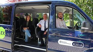 Die Zahlen der ersten FLEX-Zwischenbilanz stimmen optimistisch: (v. li.) Anna-Lena Seisenberger (Sachgebiet ÖPNV im Landratsamt), Landrat Helmut Petz und Melih Camgöz (Betriebsleiter DB Regio Bus Bayern GmbH).