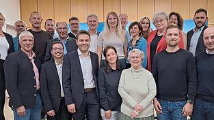Das sind die Stadtratskandidaten der CSU, die mit ihrem Bürgermeisterkandidaten Max Mader (vorne 3. v. l.) in den Wahlkampf ziehen, um stärkste Fraktion zu werden.