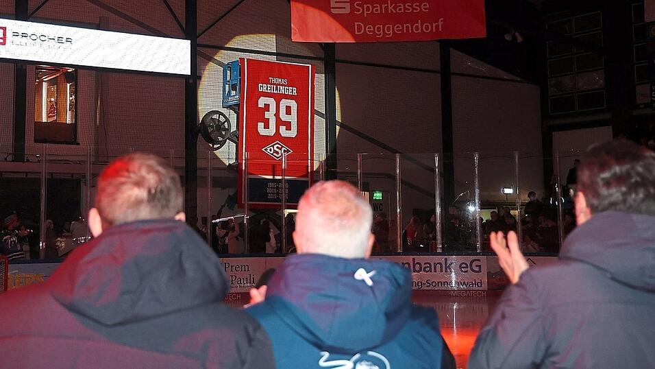 Für Emotionen pur hatte am Freitag das Aufziehen des Trikots von Thomas Greilinger gesorgt. Für Emotionen pur hatte am Freitag das Aufziehen des Trikots von Thomas Greilinger gesorgt.
