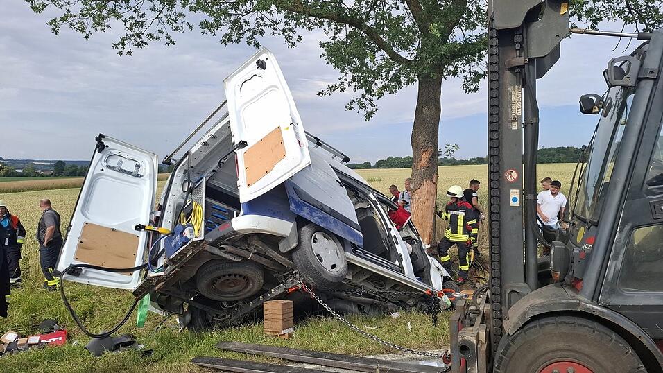 Vor Ort unterstützten zahlreiche Einsatzkräfte. Vor Ort unterstützten zahlreiche Einsatzkräfte.