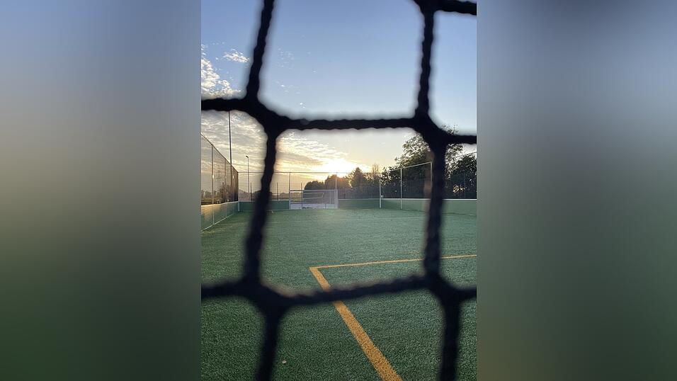 Friedlich wirkt der alte, umgebaute Tennisplatz. Doch der Schein tr&uuml;gt: Wegen diesem 'K&auml;fig' gibt es &Auml;rger zwischen dem Verein und dem Finanzamt.