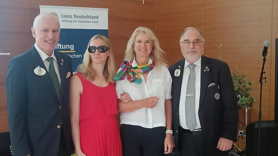 Bei den Feierlichkeiten: (von links) Distrikt-Governor Peter Gröger, Sängerin Joana Zimmer, Sabine Scharnagl und Gregor Weinand vom Lions-Club. Bei den Feierlichkeiten: (von links) Distrikt-Governor Peter Gröger, Sängerin Joana Zimmer, Sabine Scharnagl und Gregor Weinand vom Lions-Club.