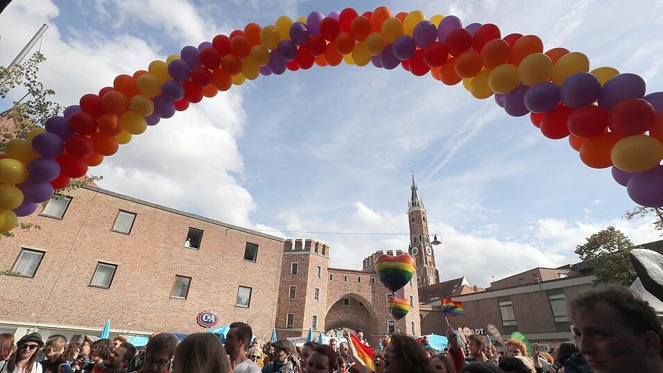 Knapp 2.000 Teilnehmer feierten am Samstag in Landhut den ersten Christopher-Street-Day Niederbayerns.