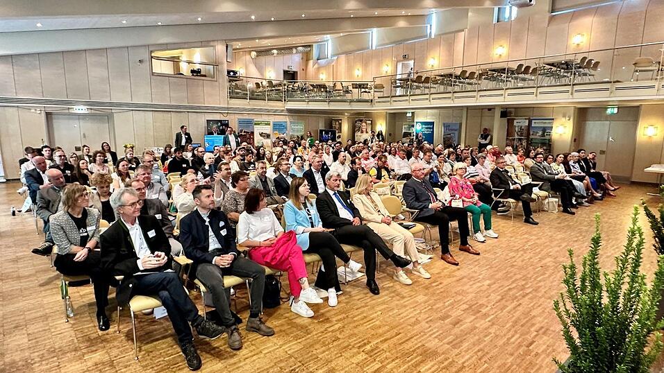 Die Tourismusmacher des Bayerischen Waldes trafen sich am Dienstag im Further Tagungszentrum. Die Tourismusmacher des Bayerischen Waldes trafen sich am Dienstag im Further Tagungszentrum.