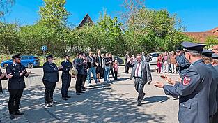 Der scheidende B&uuml;rgermeister wurde unter gro&szlig;em Applaus, nicht nur von der Feuerwehr, empfangen.