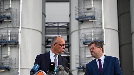 Bei einem Besuch in der Bioraffinerie der UPM Biochemicals in Leuna leistet Bundeskanzler Friedrich Merz (l.) dem Ministerpräsidenten von Sachsen Anhalt, Sven Schulze, Wahlkampfhilfe. Bei einem Besuch in der Bioraffinerie der UPM Biochemicals in Leuna leistet Bundeskanzler Friedrich Merz (l.) dem Ministerpräsidenten von Sachsen Anhalt, Sven Schulze, Wahlkampfhilfe.