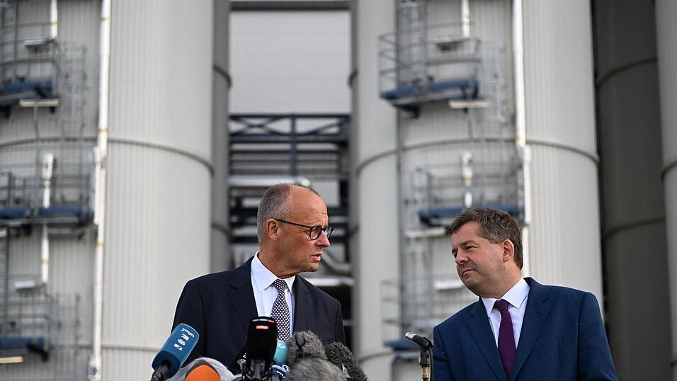 Bei einem Besuch in der Bioraffinerie der UPM Biochemicals in Leuna leistet Bundeskanzler Friedrich Merz (l.) dem Ministerpräsidenten von Sachsen Anhalt, Sven Schulze, Wahlkampfhilfe. Bei einem Besuch in der Bioraffinerie der UPM Biochemicals in Leuna leistet Bundeskanzler Friedrich Merz (l.) dem Ministerpräsidenten von Sachsen Anhalt, Sven Schulze, Wahlkampfhilfe.
