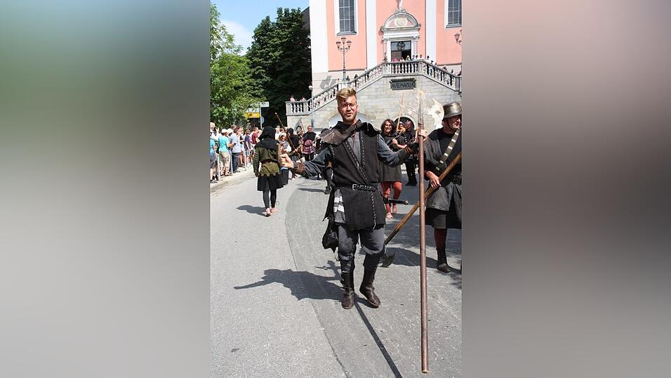 Die schönsten Augenblicke des historischen Drachenstich-Festzuges 2016. Die schönsten Augenblicke des historischen Drachenstich-Festzuges 2016.