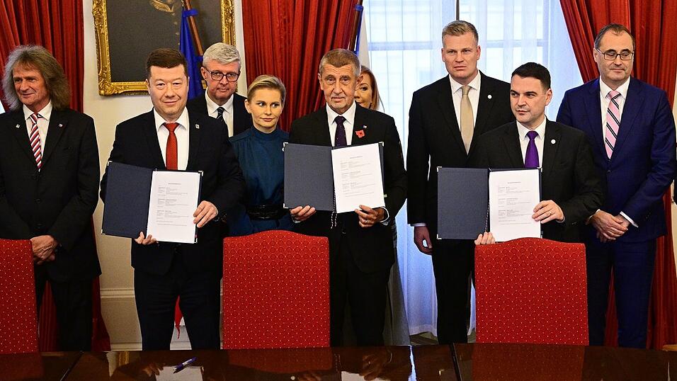 Andrej Babis (M), tschechischer Milliardär und Gründer der Partei ANO, stellt mit den Vorsitzenden der ultrarechten Freiheit und direkte Demokratie (SPD) und der Autofahrerpartei Motoristen einen Koalitionsvertrag vor.