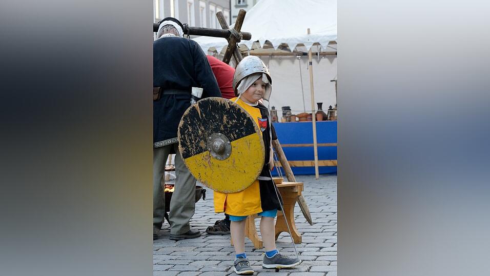 Mittelalter-Flair und super Stimmung: Die lange Einkaufsnacht 'Schlaflos' war gleichzeitig der Auftakt zum Mittelalter-Fest in Straubing. Mittelalter-Flair und super Stimmung: Die lange Einkaufsnacht 'Schlaflos' war gleichzeitig der Auftakt zum Mittelalter-Fest in Straubing.