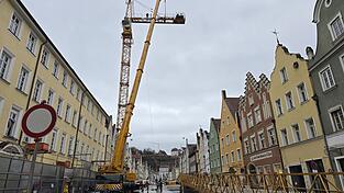 Mit der Hilfe eines Autokrans wird der mächtige Kran, der in den vergangenen drei Jahren Material zur Ursulinen-Baustelle transportierte, Stück für Stück zerlegt. Dazu ist die Neustadt bis Donnerstag gesperrt. Mit der Hilfe eines Autokrans wird der mächtige Kran, der in den vergangenen drei Jahren Material zur Ursulinen-Baustelle transportierte, Stück für Stück zerlegt. Dazu ist die Neustadt bis Donnerstag gesperrt.