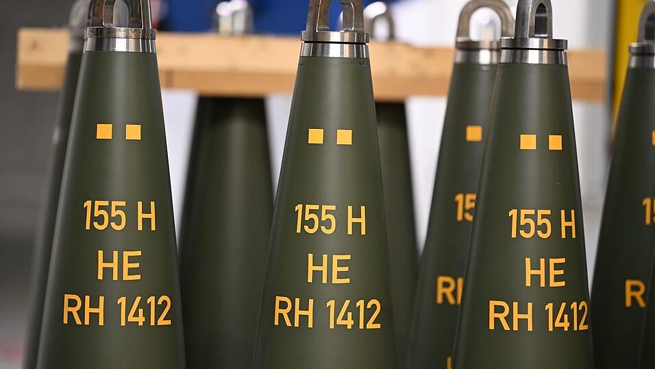 Artilleriegranaten von Rheinmetall, die bis zu 40 Kilometer weit geschossen werden können. 155 gibt das Kaliber an (155 Millimeter), HE steht für high explosive (hochexplosiv), RH 1412 ist das Produktkürzel. (Archivbild) Artilleriegranaten von Rheinmetall, die bis zu 40 Kilometer weit geschossen werden können. 155 gibt das Kaliber an (155 Millimeter), HE steht für high explosive (hochexplosiv), RH 1412 ist das Produktkürzel. (Archivbild)