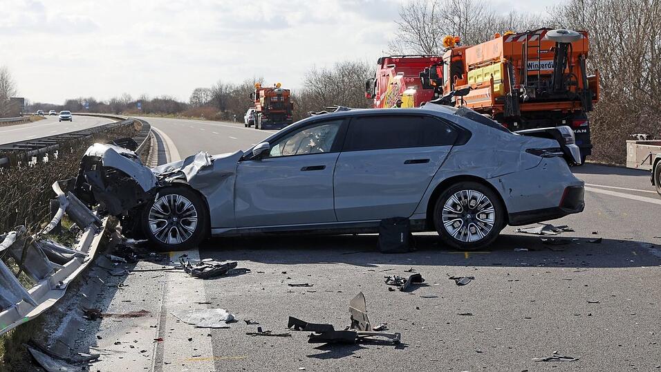 Laut Polizei prallte das Auto mit einem Sicherungswagen der Autobahnmeisterei zusammen. Laut Polizei prallte das Auto mit einem Sicherungswagen der Autobahnmeisterei zusammen.