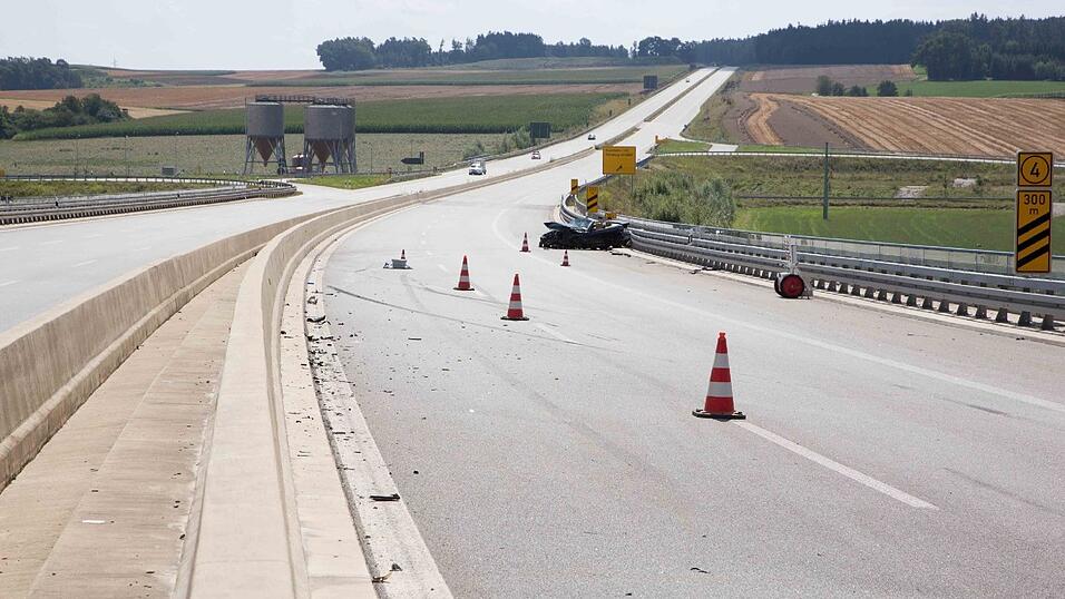 Horror-Unfall am Sonntag auf der B15 neu bei Neufahrn im Landkreis Landshut. Ein 26-jähriger Mann wurde dabei lebensgefährlich verletzt.