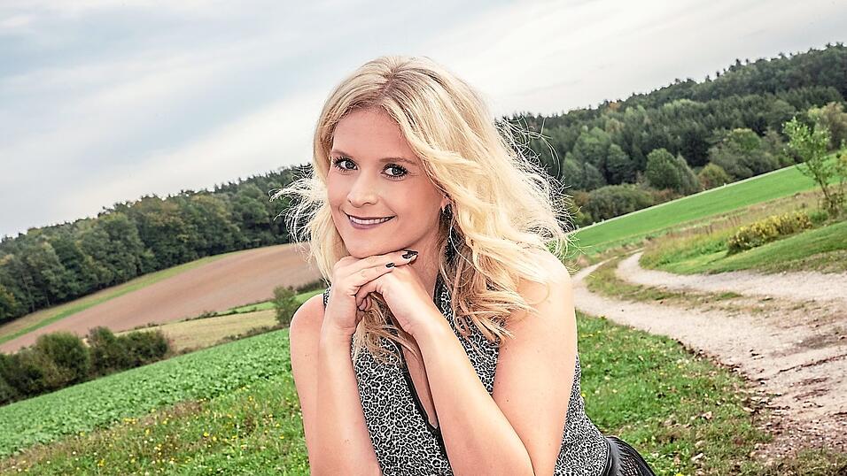 In Schöllnach 'dahoam', auf der Schlagerbühne zu Hause: Tamara Kreilinger, bekannt als Tammy.